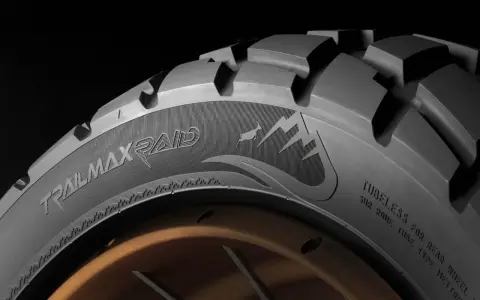 Opona motocyklowa Dunlop Trailmax Raid z agresywnym bieżnikiem i grafiką górską, gotowa na każdą wyprawę.