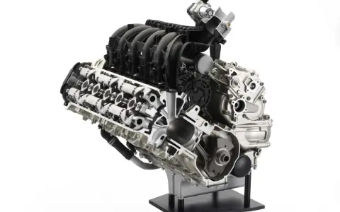 Przekrój silnika motocyklowego V-twin, ukazujący detale budowy, tłoki, wał korbowy i kolektory dolotowe.