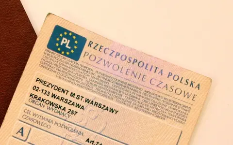 Dowód rejestracyjny motocykla z Warszawy, wydany przez Prezydenta m.st. Warszawy. Dokument zawiera dane pojazdu i jego właściciela.