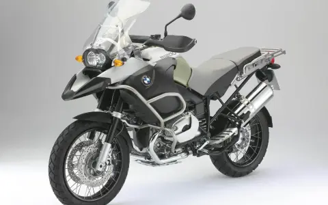 BMW GS 1200, potężny motocykl turystyczny. Jego waga jest znacząca, ale zapewnia stabilność na każdej trasie.