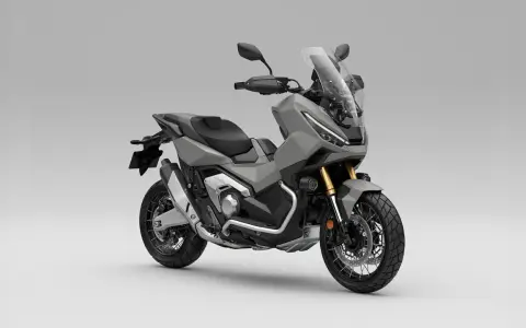 Szary skuter Honda X-ADV 750 z przygodowym zacięciem, gotowy na każdą trasę.