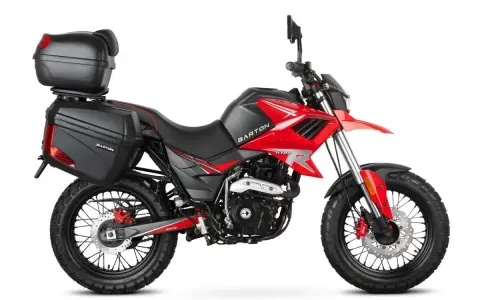 Czerwony motocykl Barton Hyper 125 z kuframi, gotowy na zwiększenie mocy i przygodę.