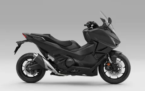 Czarny skuter Honda Forza 750, gotowy do osiągnięcia swojej maksymalnej prędkości.