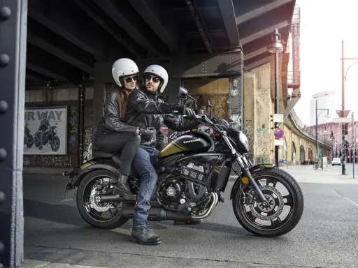 Para miele na motocyklu Kawasaki Vulcan S 650. Poznaj kawasaki vulcan s 650 dane techniczne i poczuj wolność na drodze.
