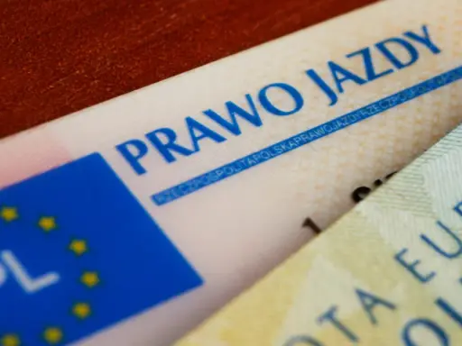 Prawo jazdy kat B to klucz do wolności na drodze, ale czy na pewno czy prawo jazdy kat b uprawnia do kierowania motorowerem? Sprawdźmy!