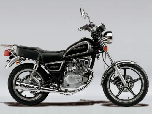 Czarny motocykl Suzuki GN 125 z chromowanymi elementami, siedzeniem pasażera i bagażnikiem.