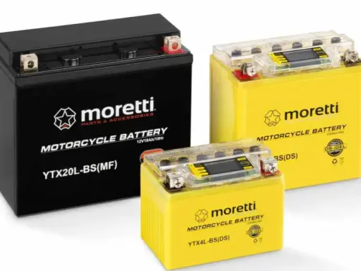 Trzy akumulatory motocyklowe Moretti: czarny YTX20L-BS(MF) i dwa żółte YTX4L-BS(DS) oraz większy. Dowiedz się, jak ładować akumulator 12V 6Ah.