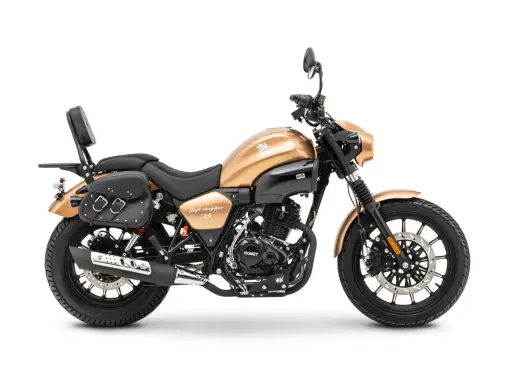 Złoty Romet Soft Chopper 125, gotowy do odblokowania pełnej mocy. Klasyczny styl, skórzane sakwy i wygodne oparcie.