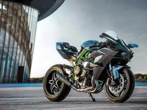 Czarny Kawasaki H2R z zielonym stelażem, gotowy do osiągnięcia 0-100 km/h w mgnieniu oka. Futurystyczny design i moc na wyciągnięcie ręki.