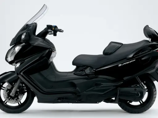 Czarny skuter Suzuki Burgman 650, zgrabny i mocny, gotowy na każdą trasę, niczym v-max w świecie maxi skuterów.
