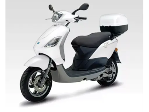 Biały skuter Piaggio Fly 125 z kufrem. Poznaj piaggio fly 125 dane techniczne.