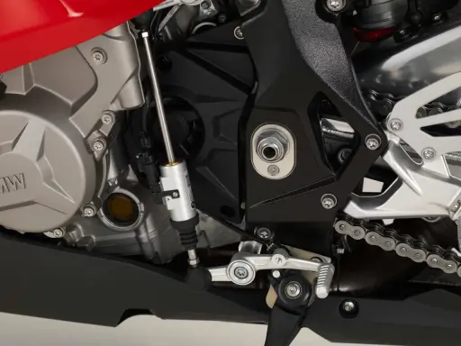 Mechanizm quickshifter co to? Widok na silnik motocykla BMW z elementami układu zmiany biegów.