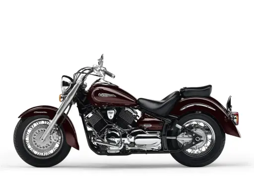 Ciemnobordowy motocykl Yamaha Drag Star 1100, klasyczny cruiser. Jego waga jest optymalna do komfortowej jazdy.