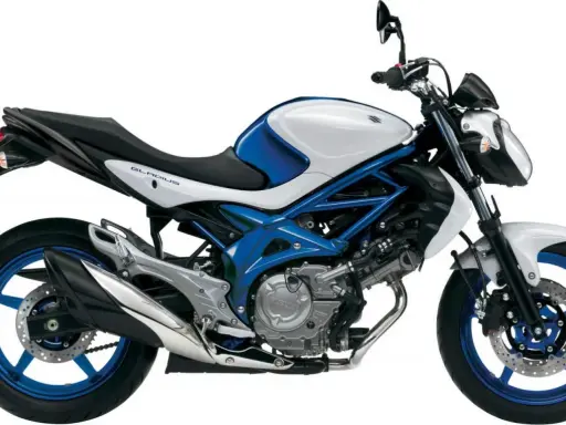 Suzuki Gladius 650 waga - lekki i zwinny motocykl w białym i niebieskim malowaniu, gotowy do jazdy.