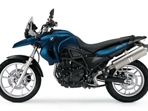 Niebieski motocykl BMW F 650 GS, idealny do podróży. Sprawdź jego dane techniczne!