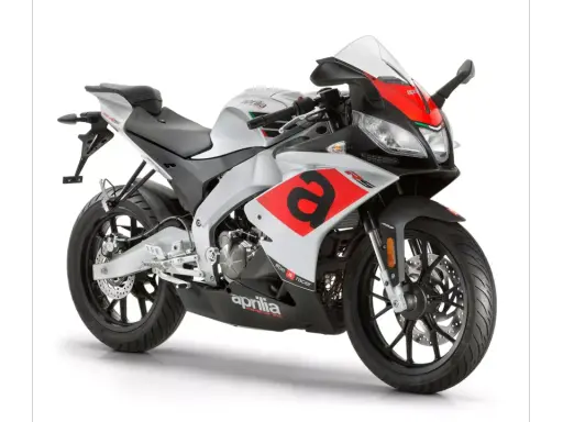 Srebrno-czerwona Aprilia RS 125 gotowa do dynamicznego przyspieszenia 0-100 km/h.