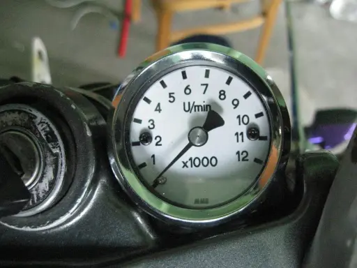 Obrotomierz motocyklowy pokazuje 2500 obr./min. Dowiedz się, jak podłączyć obrotomierz do cewki, aby monitorować pracę silnika.