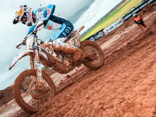 Motocrossowiec w błocie, zastanawia się, co ile filtr powietrza, by utrzymać maszynę w ruchu.