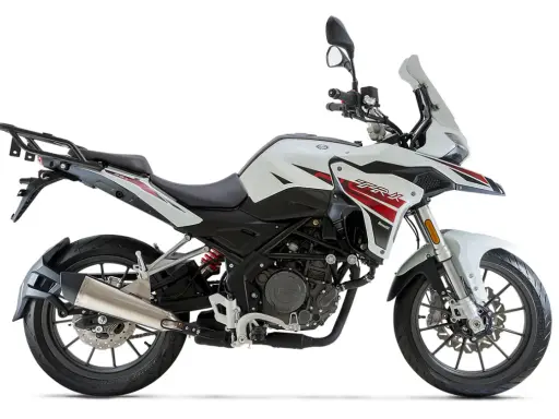 Biały motocykl Benelli TRK 251 z czerwonymi akcentami, gotowy do przygody. Sprawdź benelli trk 251 dane techniczne.