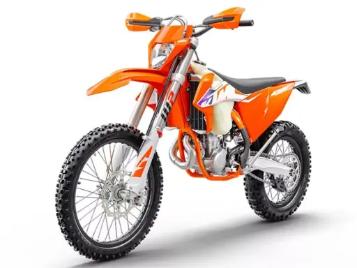 Pomarańczowy motocykl KTM EXC 450, gotowy do akcji. Zastanawiasz się, ktm exc 450 ile koni ma pod maską?