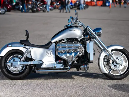 Srebrny motocykl Boss Hoss V8 z potężnym silnikiem V8, błyszczącymi chromowanymi elementami i masywnymi kołami.