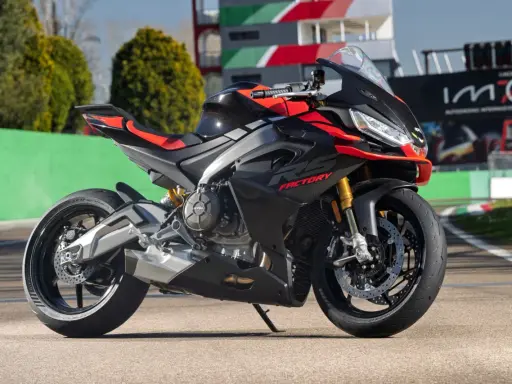 Czarna sportowa Aprilia RS 660 Factory na torze wyścigowym. Poznaj jej aprilia rs 660 dane techniczne i poczuj moc.