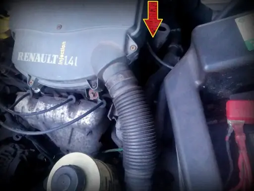 Silnik Renault 1.4 Injection. Czerwona strzałka wskazuje miejsce, które może być przyczyną braku iskry.