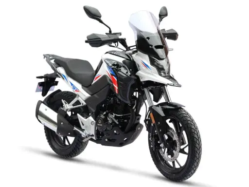Nowy motocykl 125cc gotowy do docierania. Biało-czarny z czerwono-niebieskimi akcentami, z wysoką szybą i bagażnikiem.