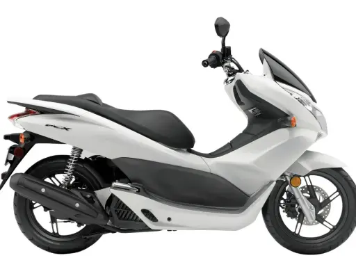 Biały skuter Honda PCX 125, idealny do miasta. Sprawdź honda pcx 125 dane techniczne i ciesz się jazdą.