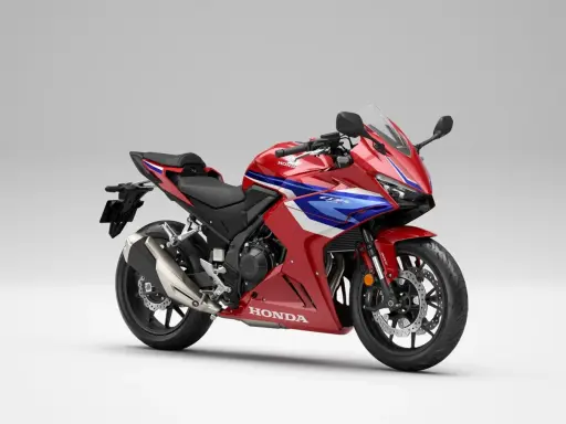 Sportowy motocykl Honda seria CBR w czerwono-niebiesko-białych barwach, gotowy do dynamicznej jazdy.