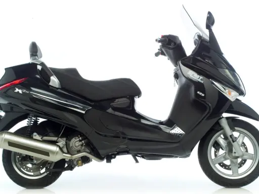 Czarny Piaggio Xevo 125, gotowy do jazdy. Poznaj jego piaggio xevo 125 dane techniczne i poczuj wolność.