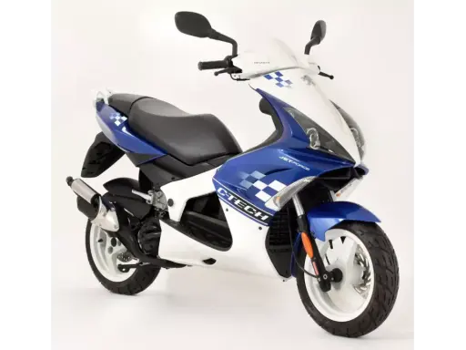 Sportowy skuter Peugeot Jet Force 50 w biało-niebieskich barwach z motywem szachownicy.