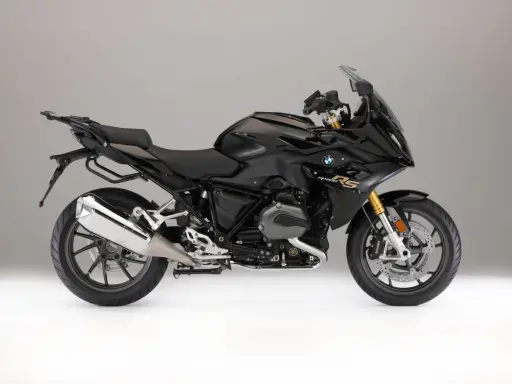 Czarny motocykl BMW R1200RS z widocznym silnikiem typu bokser i złotymi elementami zawieszenia. Dane techniczne tego modelu są imponujące.