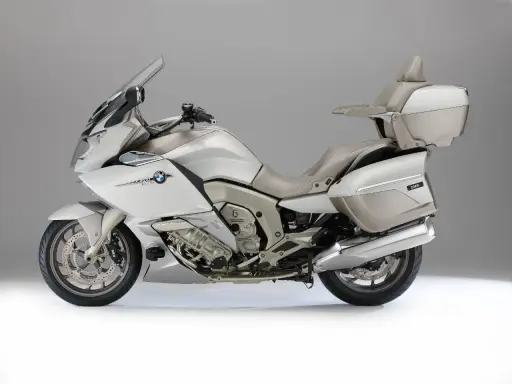 Elegancki motocykl BMW K1600GTL w kolorze perłowej bieli i beżu. Poznaj jego bmw k1600gtl dane techniczne i ciesz się komfortem podróży.