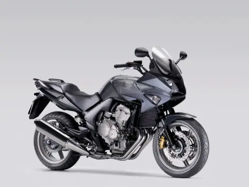 Szary motocykl Honda CBF 600 z wtryskiem paliwa, gotowy na każdą drogę.