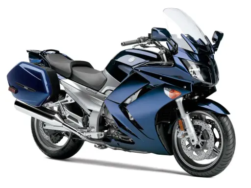 Granatowy motocykl Yamaha FJR 1300, z kuframi. Wady tego modelu to m.in. wysoka cena i waga.