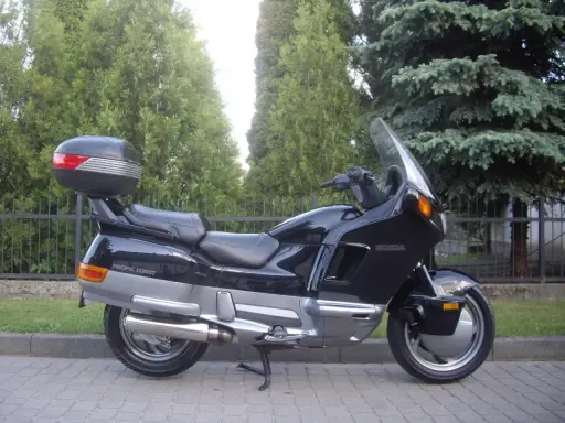 Czarny motocykl Honda Pacific Coast z kufrem. Poznaj honda pc 800 dane techniczne i poczuj wolność na drodze.