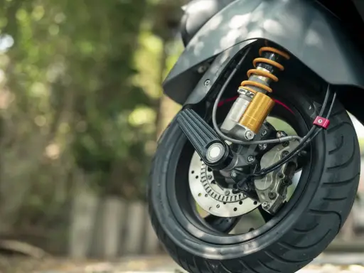 Now, when I kupiłem motocykl, czas na jazdę! Widok na przednie koło, amortyzator i hamulce.