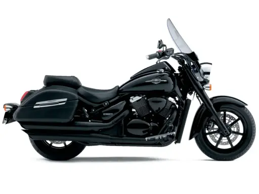 Czarny Suzuki Intruder 1500 z kuframi i szybą. Choć piękny, warto znać jego wady przed zakupem.