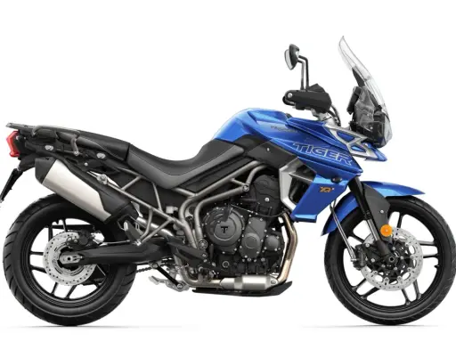 Niebieski motocykl Triumph Tiger 800 XRX Low gotowy na przygodę.