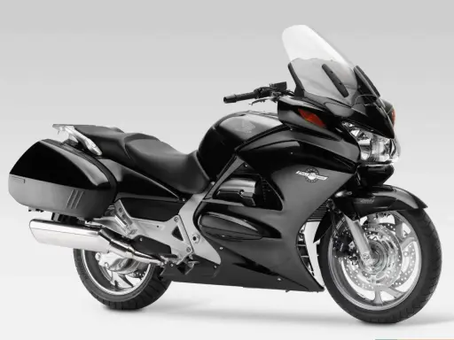 Czarny motocykl Honda Pan European z kuframi, gotowy na długie podróże.