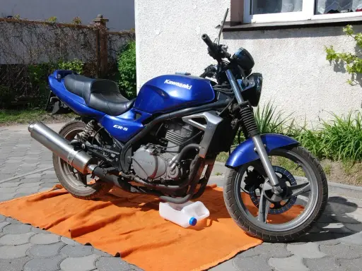 Niebieski motocykl Kawasaki ER-5, idealny na prawo jazdy kat B, motocykl 250. Gotowy do jazdy po wymianie oleju.