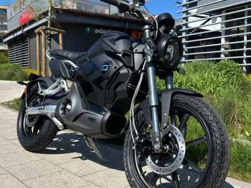 Czarny motocykl Super Soco TC. Dowiedz się, jak zabezpieczyć motocykl przed kradzieżą, stosując najlepsze metody.