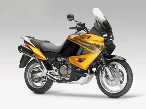 Żółto-czarny motocykl Honda Varadero XL 1000 z dużą szybą, gotowy na dalekie podróże.