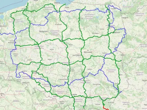 Gotowe trasy motocyklowe na mapie Polski, zaznaczone zielonymi i niebieskimi liniami, prowadzą przez malownicze regiony i miasta.