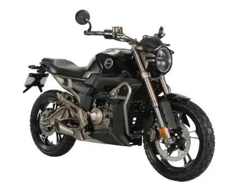Czarny motocykl z brązowymi elementami, gotowy na przygodę na A1.