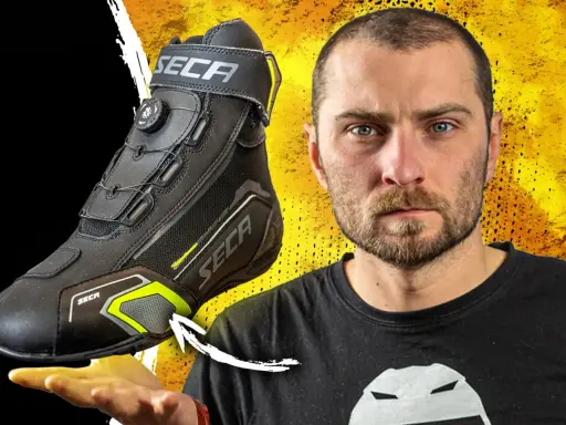 Mężczyzna prezentuje buty motocyklowe SECA. Zastanawiasz się, jakie buty na motocykl wybrać? Ten model to świetna opcja.