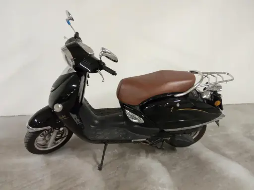 Czarny skuter Romet Retro 7 50 z brązowym siedzeniem i chromowanymi elementami, gotowy na retro podróż.