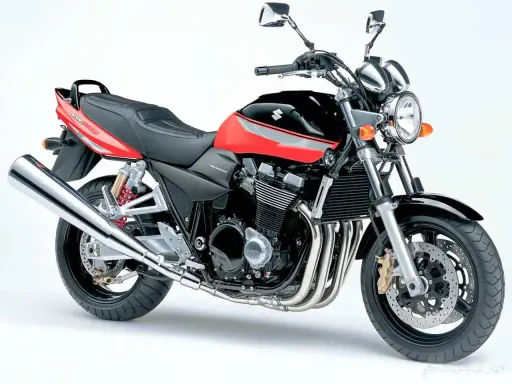 Czerwono-czarny motocykl Suzuki GSX1400. Zastanawiasz się, ile pali motocykl? Ten klasyk z pewnością zapewni niezapomniane wrażenia z jazdy.