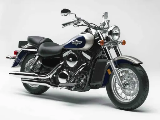 Błyszczący Kawasaki Vulcan 1500, klasyczny cruiser. Choć piękny, warto znać jego potencjalne wady przed zakupem.